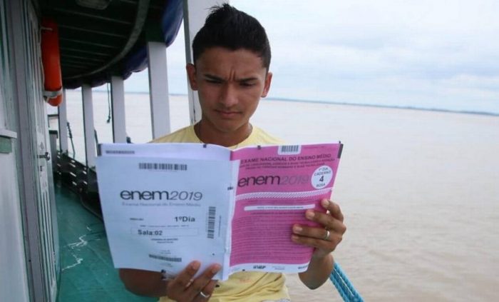  Estudantes viajam cinco horas de barco para fazer prova do Enem