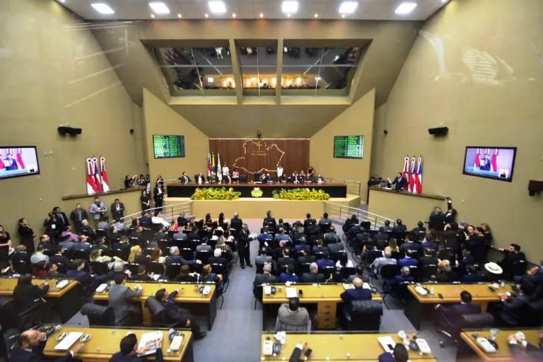 Cada deputado do AM passa a custar mais de R$ 200 mil ao mês após reajustes furtivos