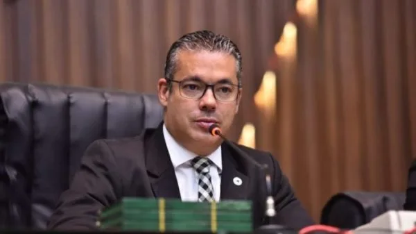 ‘Pagamento de fatura’: deputados do AM armam para dar cargo vitalício a presidente da Assembleia Legislativa