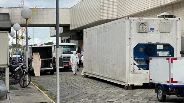  Câmaras frigoríficas retornam a hospitais de Manaus após aumento de mortes por Covid-19