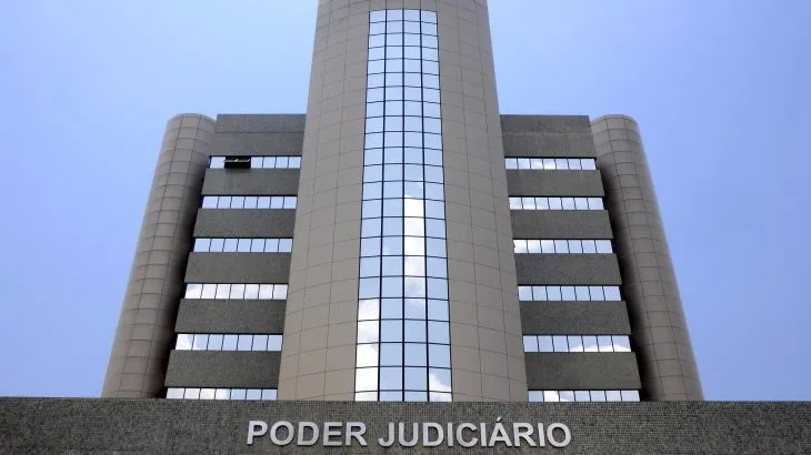  Atendendo a pedido do MP, Justiça manda governo do AM fechar comércio não essencial
