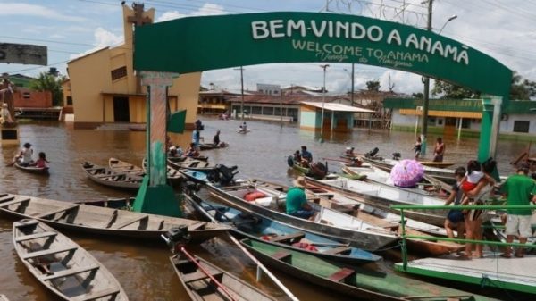  ‘Veneza da Amazônia’ tem engarrafamento de canoas e cemitério submerso