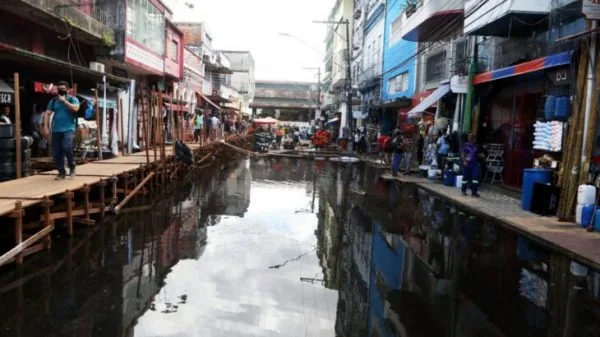 Cheia do rio Negro prejudica quase 200 comerciantes do Centro de Manaus