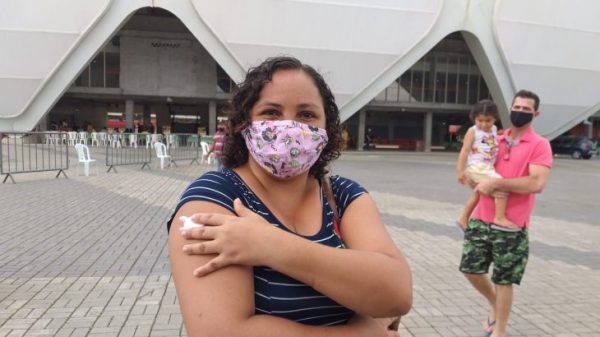  ‘Manaus poderia estar em uma situação melhor, se não fosse Bolsonaro’, diz artesã vacinada