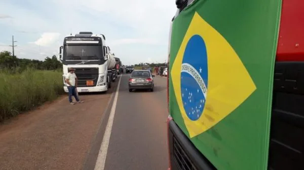 Roraima teme desabastecimento após bloqueio de caminhoneiros na BR-174