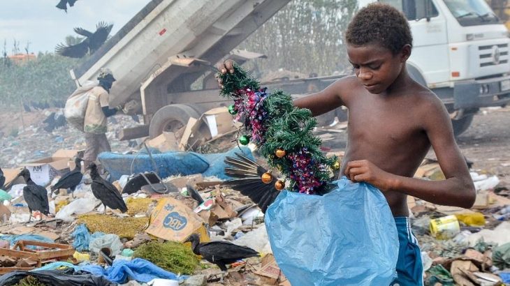  ‘Difícil decidir entre a infância e a sobrevivência’, diz autor da foto de menino no lixão; imagem viralizou nas redes sociais