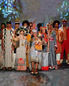  Estilista Tikuna transforma passarela em aldeia durante desfile na Brasil Eco Fashion Week em SP