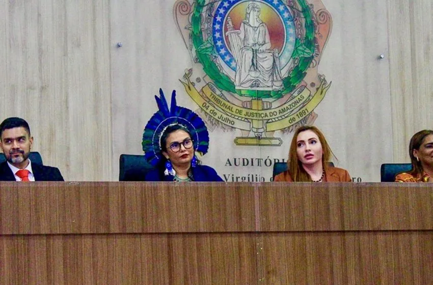  Mediado pela jornalista Paula Litaiff, OAB-AM debate melhoria de acesso dos povos indígenas ao Judiciário