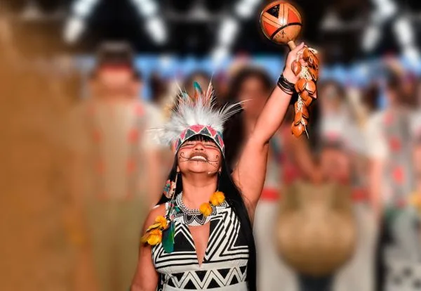  Orgulho do povo indígena da Amazônia, estilista We’e’ena Tikuna dá primeiros passos no mundo fashion
